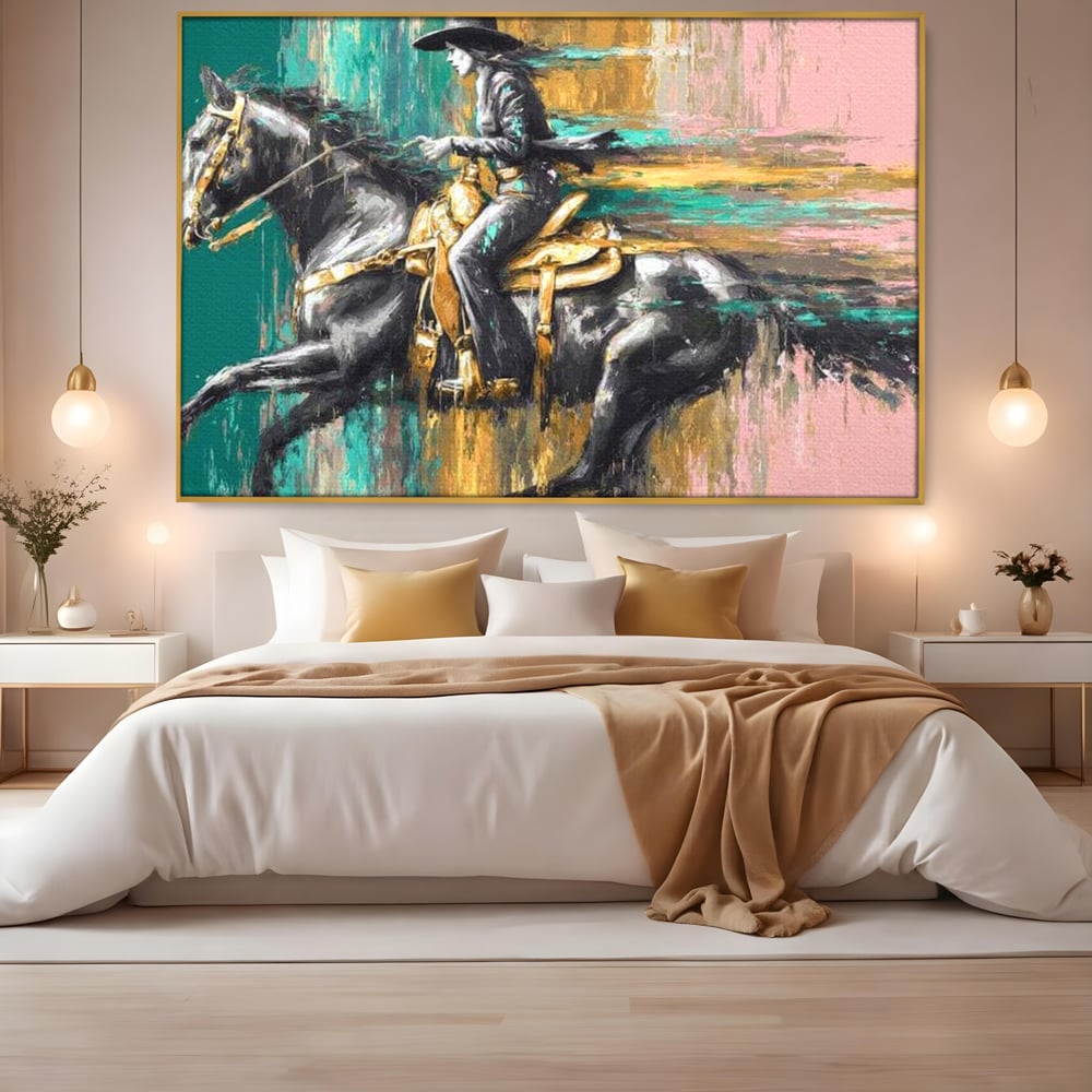 Tablou canvas cu pictura cu femeie calare pe armasar, in rama de aluminiu auriu, pe perete intr-un dormitor